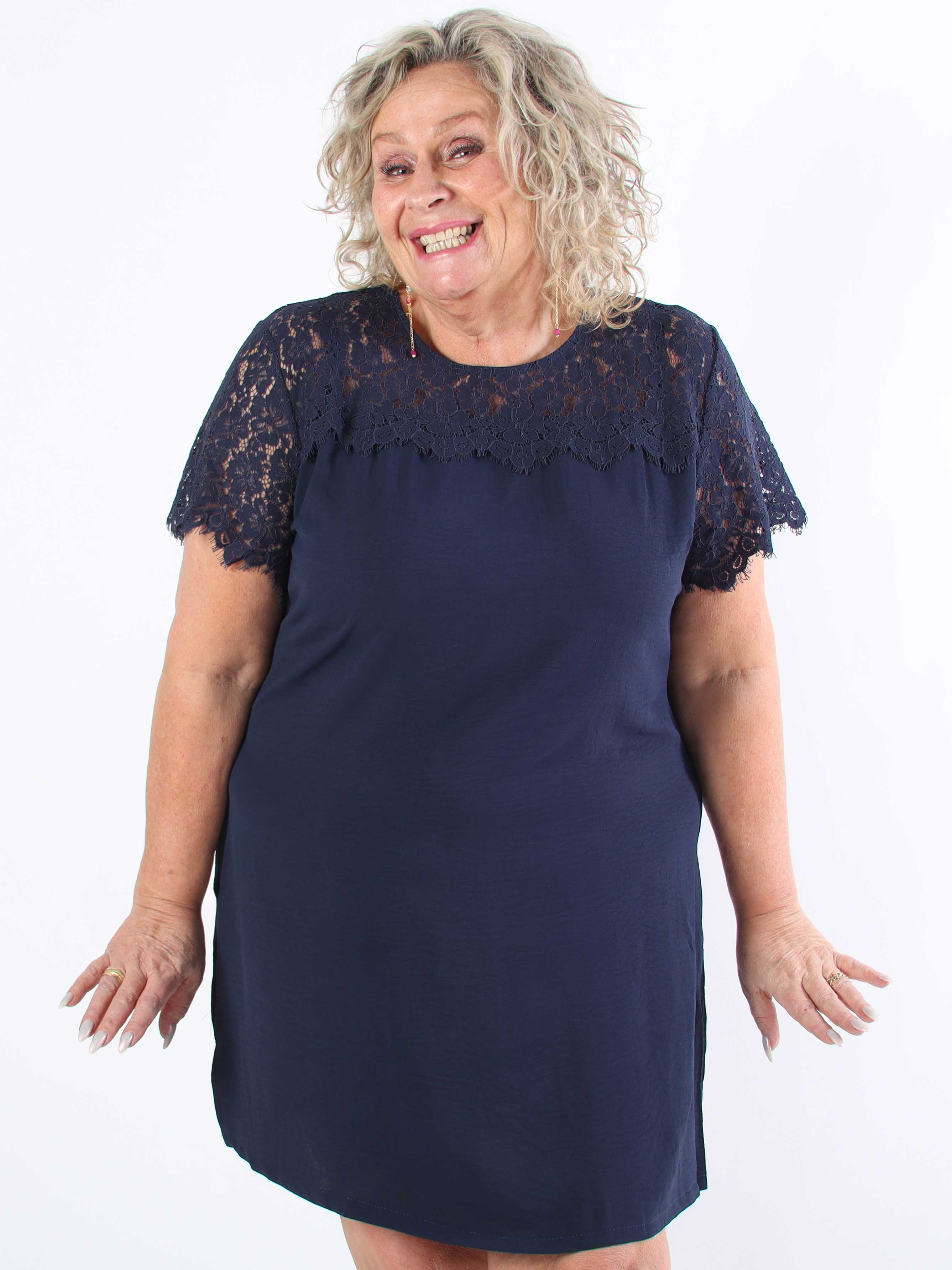 Tatjana - Söt tunikaklänning med spetstopp